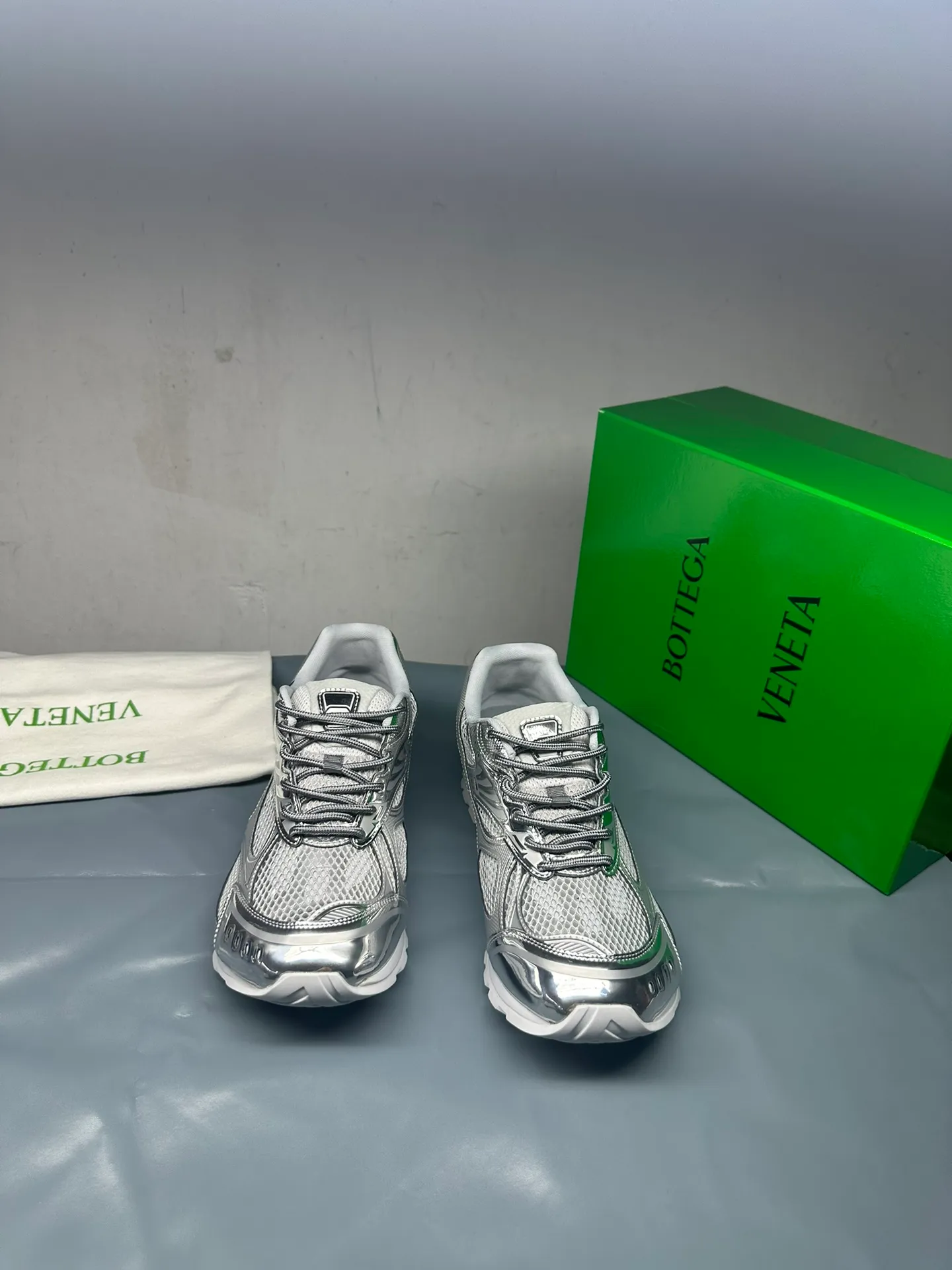👟👟Ex-factory price 600👟👟 Men's size +10 Real photos 🔥🔥BV Orbit sneakers Wang Yibo's same style couple's dad shoes Runner sneakers, made of lightweight technical mesh fabric. Matched with geometric pattern designed rubber outsole, Wang Zha series high version. Look for the package technology. It is actually a lot taller, but the legs are still slim. Very nice, playable and durable. Matched to the standard💯 Package shoe technology. Look for the high version. The outsole is made of color-blocked TPU outsole. Women's model 35 36 37 38 39 40 41 42 (40 41 42 43 44 45 customized) (Customer logo can be accepted without refund or exchange at a favorable price) Equipped with original packaging